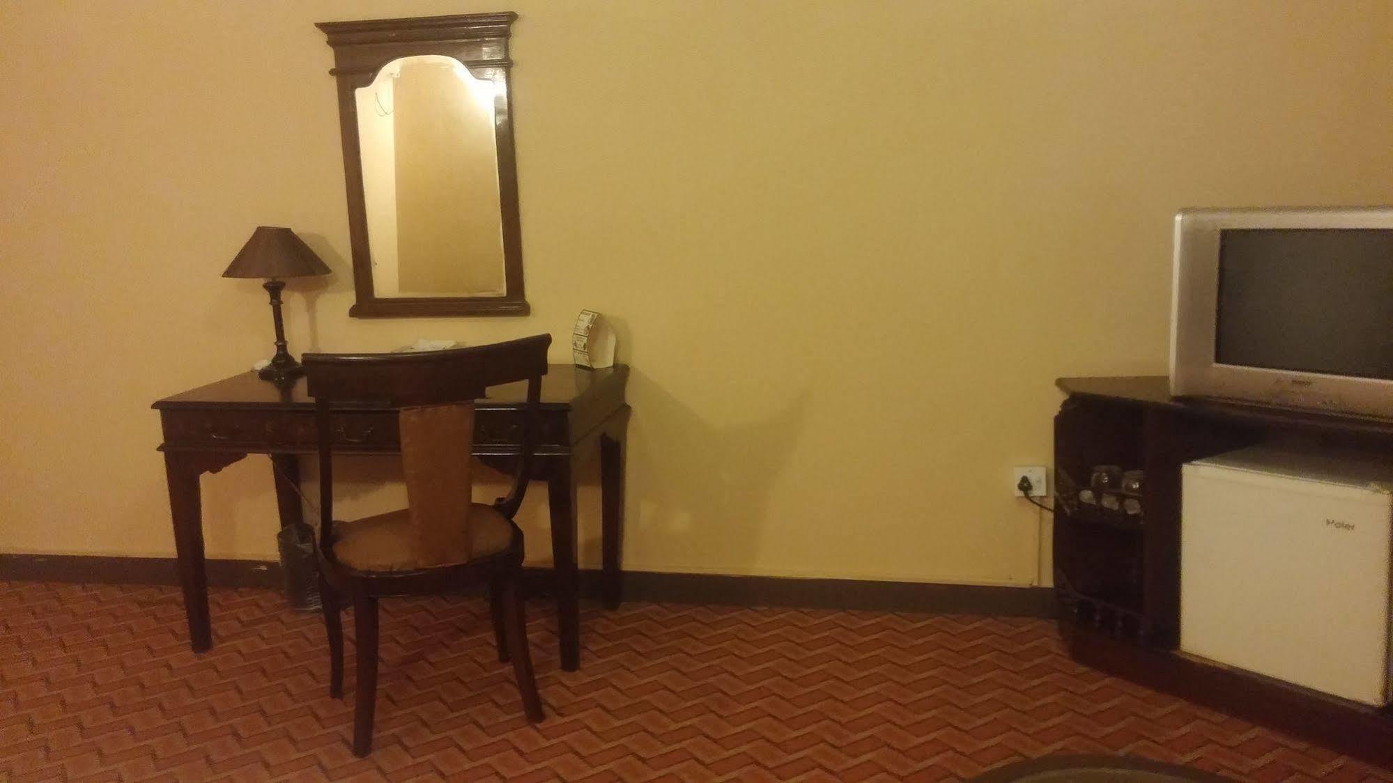 Hotel Crown Inn Karachi Esterno foto
